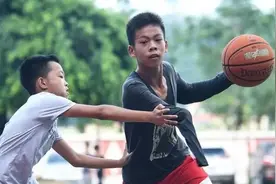 独臂少年的倔强 14岁的张家城“篮球梦”刚开始图片