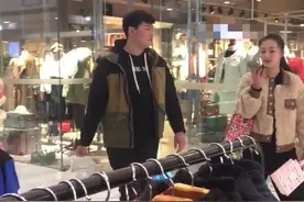 大衣哥儿媳背万元名牌包现身，被嘲难掩土气，老公身后跟随像保镖图片