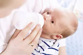 孩子吐奶该咋办？第一步不是给娃“拍嗝”，不少家长都搞错了图片