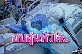 暖心一幕！泰国新冠病房里医务人员为患者小朋友讲故事图片