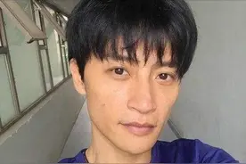 49岁陈志朋总算穿回“正常人”！大胆尝试工装短裤，意外有些帅图片