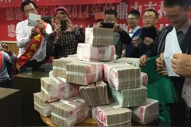 湖北一老板送员工保时捷、豪宅，背后令人发指…图片