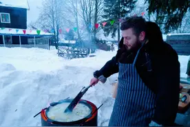 看俄罗斯帅哥在冰天雪地里用什么独家秘方做出一锅独特鲜美的鱼汤图片
