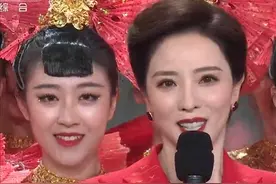 春晚女神主播，34岁李思思红色西装笑容甜美，被誉为董卿接班人图片
