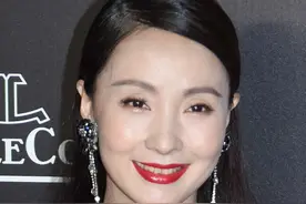 陶虹穿露腰长礼服，网友：女神永远是女神图片