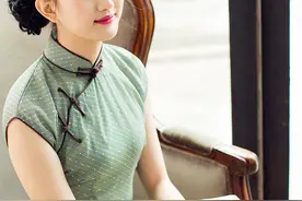 杨幂变身民国美人，穿着一袭明艳动人的旗袍，袅袅婷婷曼妙而来图片