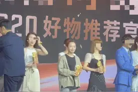 主持人王芳太接地气！穿毛衣牛仔裤领奖，不顾身旁美女礼服秀身材图片