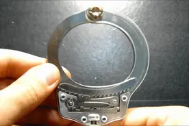 怪不得用尽蛮力也解不开，原来手铐是这个原理图片