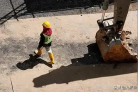 被拖欠工资 土耳其一矿工用挖掘机铲毁公司5辆货车 老板是其叔叔图片