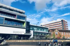 多名留学生在英街头遭袭 当地学生：“这里曾被评为英国最安全的城市”图片