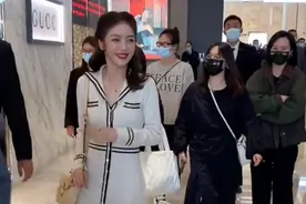 知名女星现身活动，走路不稳外八姿势怪，原因是鞋不合脚？图片