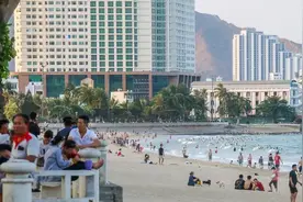 游客胆子太大！口罩不戴在海滩边大规模聚集，芽庄还安全吗？图片