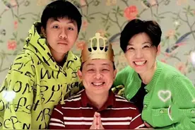 邓亚萍晒全家福为老公庆生！夫妻搂肩太甜蜜，儿子帅气魁梧更像爸图片