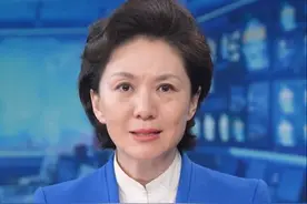 央视主播海霞给河南加油，穿西服配蕾丝衬衣，镜头怼脸拍美得精致图片