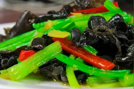 大厨教你芹菜怎么炒才好吃，和木耳搭配起来，经典的家常菜做法视频封面