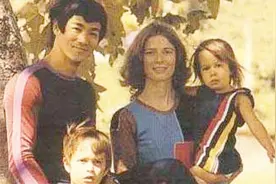 李小龙老婆和女儿近照，他死后老婆改嫁给自己徒弟，女儿很出色！视频封面