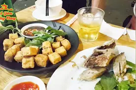 在越南西贡夜晚上的路边吃着特色烤鱼，饮杯啤酒，太爽了视频封面