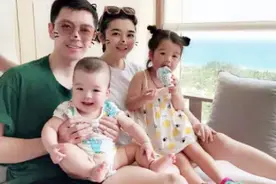 王栋鑫孩子单眼皮惹争议：双眼皮夫妻不可能生出单眼皮宝宝？视频封面