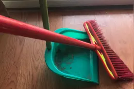 扫地时灰尘漫天飞，只需一招，扫地干净还不用拖地，方法太好了视频封面