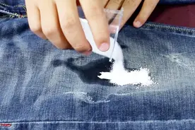 裤子油污不好清理？只需倒上这2样东西，3分钟轻松去除，太实用了