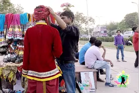 辣眼！中国小哥在印度，试穿印度特色服装，转身后惨不忍睹视频封面