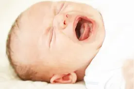 婴儿一直哭憋得脸红，可能是这毛病在作怪，爸妈别再忽视了视频封面