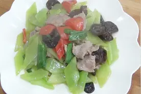 大厨教你在家做莴笋炒肉片，莴笋青脆，肉片滑嫩，味道特别棒！视频封面