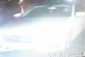 奔驰高速上失控，时速120狂奔，现场视频曝光！隔着屏幕吓出冷汗视频封面