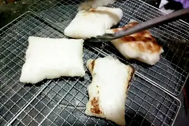 农村糍粑这样吃，保证又香又脆！一口下去，自带音效哦！视频封面