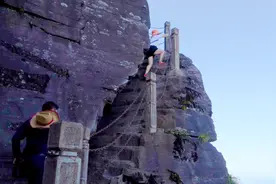 贵州神奇的梵净山红云金顶，威武险峻，看着都怕不敢爬视频封面