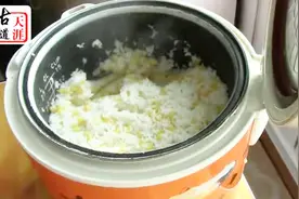 玉米碴先下锅煮二十分钟后在把大米放入，.焖一锅米饭好吃又好看视频封面