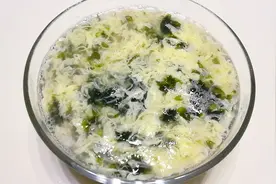 别羡慕饭店的紫菜鸡蛋汤，蛋花漂亮 学会这两点，你也能做到视频封面