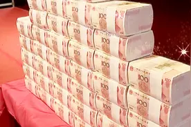 100万元人民币的现金到底有多重？女汉子表示：拎着跑有难度视频封面