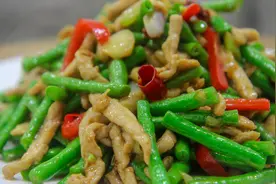 厨师长教你做豆角炒肉丝，饭店的详细流程，原来做法这么讲究！视频封面