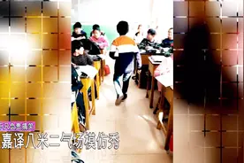 史上最像张嘉译霸气走路模仿秀，个个都能当替身，小学生真是绝了视频封面