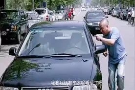 郭德纲看到有车在无人驾驶，回头想起是自己的车，赶紧去追，哈哈视频封面