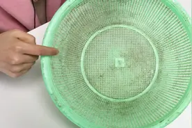 菜篮子容易脏难清洗，奶奶教我一招，用它泡一泡，5分钟焕然一新视频封面