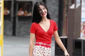 时尚街拍：小姨子喜欢穿红色，搭配短裙好亮眼，路人都走不动道了图片