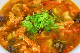 来一盆河南的酸汤小酥肉吧，厨师长详细教程，食客把汤都会喝光视频封面