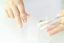 漂亮的盒子有残胶，不能用吹风机怎么办？教你1招，一擦毫无痕迹视频封面