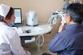 家里老人得了肺肿瘤，每天都痛苦不堪，如何治疗才能拖延生命视频封面