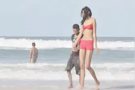 比姚明还要高的巴西女孩爱上了位1.6米的男人，简直让人不敢相信视频封面