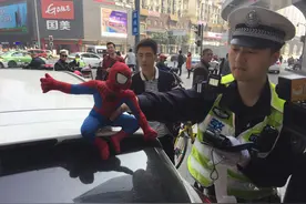 车主们请注意！车顶安装玩偶属违法行为 下周起罚200元记2分图片