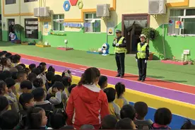 交通安全从小娃娃抓起 临渭交警走进幼儿园开展交通安全体验课图片