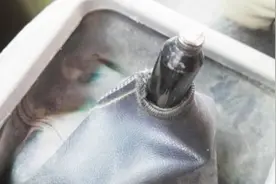 女司机驾考科目二，太紧张把档杆掰断了，结果被取消了考试资格！视频封面
