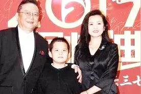 王刚携一家三口亮相，10岁儿子曝光，第三任妻子这样漂亮！视频封面