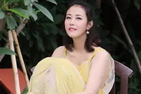 周海媚素颜照曝光，51岁嫩的掐出水，可惜患了这种病一直无法生育视频封面