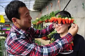 结婚当天新郎无故消失，五年后家门口来一人，抬头一看我泣不成声图片