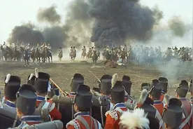 法国胸甲骑兵集群冲击英国空心步兵方阵 宏大场面至今无法超越视频封面