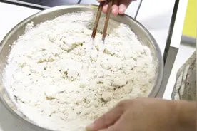 在家烙饼和面，用冷水和热水有什么区别？大厨今天终于说明白了视频封面
